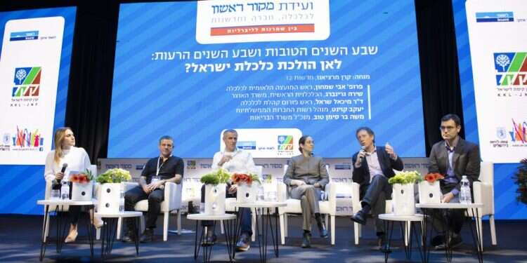 פרופ' שמחון (שני מימין) בפאנל בנושא הכלכלה הישראלית בוועידת מקור ראשון. צילום: שריה דיאמנט לא רציונלי וקצת מלוכלך: הקיפאון הפוליטי בראי כלכלי