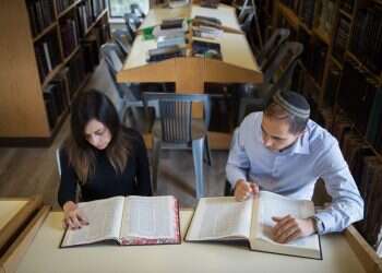 מסכת, חגיגה: חמישה זוגות לומדים גמרא בחברותא