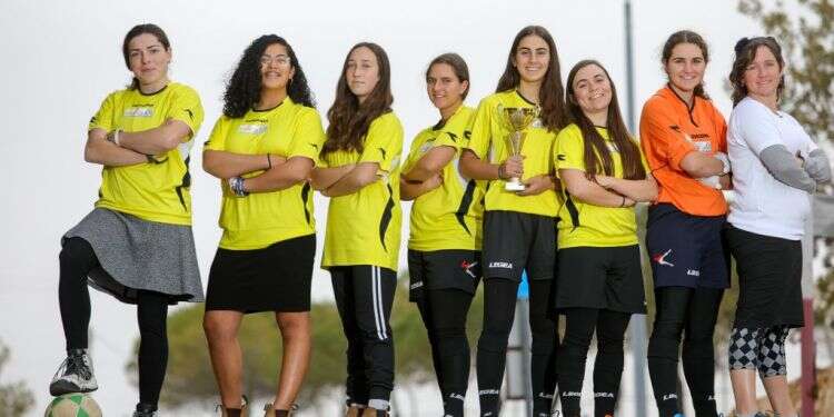 נבחרת הקטרגל של אולפנת אוריה. צילום: יוסי אלוני "אותם הבנים שצחקו עלינו עכשיו מעודדים אותנו"