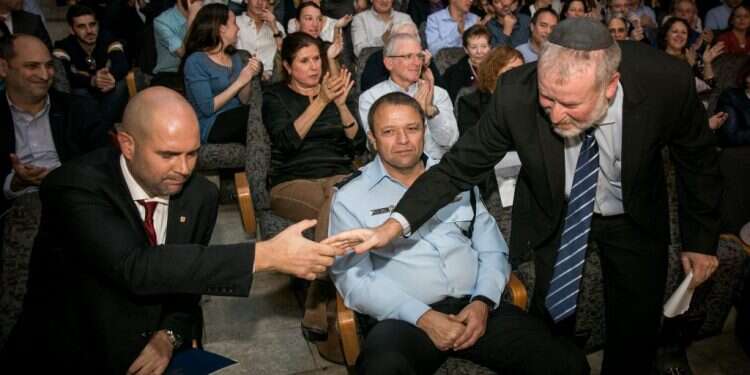 אוחנה ומנדלבליט בטקס הפרידה מניצן. צילום: אוליבייה פיטוסי, פלאש 90 בן־ארי ויתרה אבל הפיצוץ בין אוחנה למנדלבליט עדיין כאן