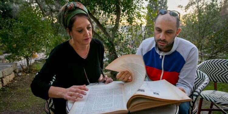 אורלי גולדקלנג ויאיר אגמון. צילום: אוליבייה פיטוסי, - פלאש 90 מסכת, חגיגה: חמישה זוגות לומדים גמרא בחברותא