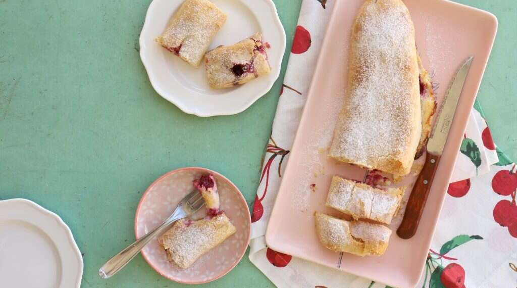 שטרודל במילוי גבינה ודובדבנים. צילום: אפרת ליכטנשטט צילום: אפרת ליכטנשטט