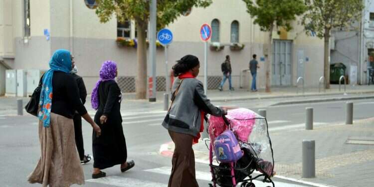 אקס־טריטוריה שהחוק הישראלי לא חל בה. מסתננים בדרום תל־אביב. צילום: יוסי זליגר צילום: יוסי זליגר