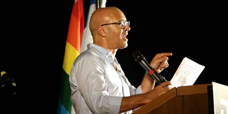 גל אוחובסקי. צילום: אמיר מאירי במקום לבקר את הדתיים, מוטב שגל אוחובסקי יסתכל על סביבתו