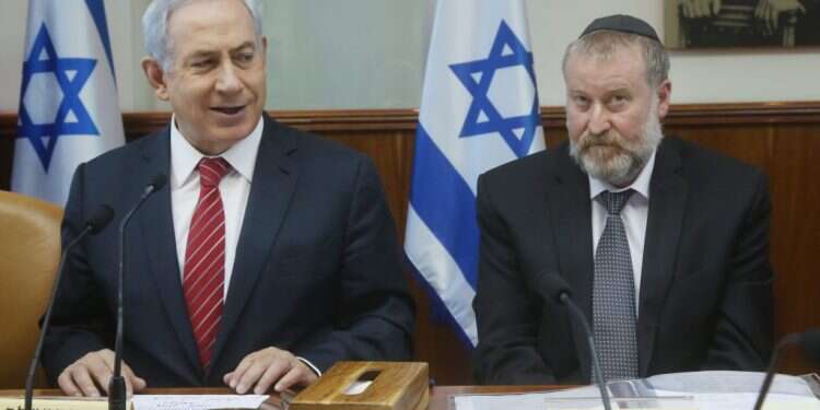 נתניהו ואביחי מנדלבליט, 2015. צילום: מרק ישראל סלם "לטובת הדמוקרטיה, חשוב שנבחרי הציבור ינצחו את המשפטנים"