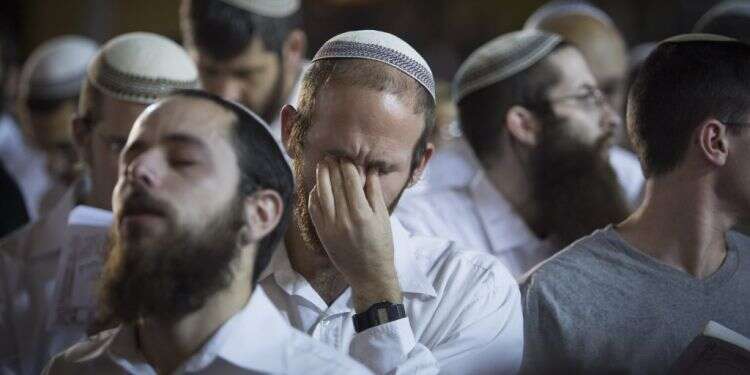 מתפללים בכותל. צילום: פלאש 90 פרשת ויצא: מסירות נפש זה לא הכול