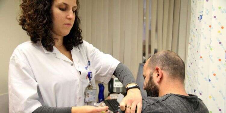 חיסון נגד שפעת. צילום: גדעון מרקוביץ בהלת השפעת: "ייתכן והגענו לשיא וייתכן שתהיה עלייה נוספת"