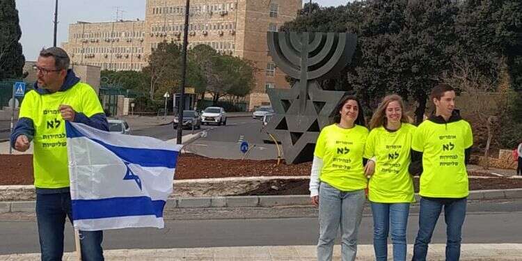 ייאוש שקט: מדוע המשבר הפוליטי לא מוציא המונים לרחובות?