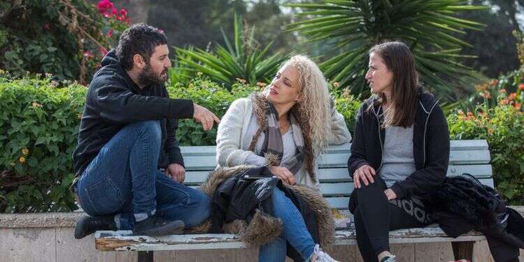 פרסום הנס או הדתה: חנוכה ופוליטיקה ברמת אביב