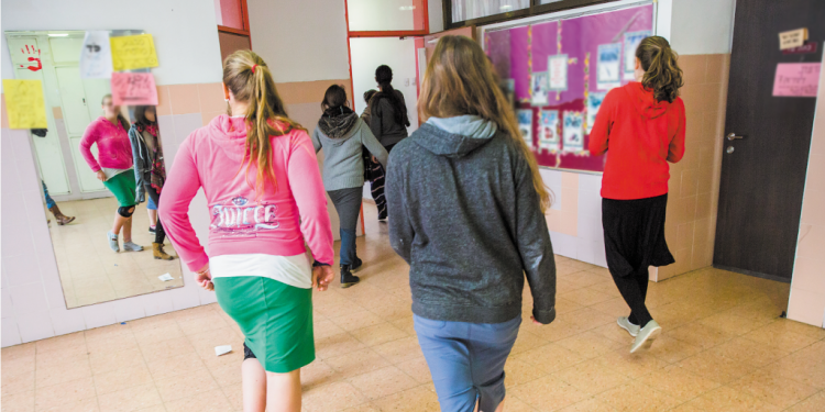 תלמידות באולפנה. למצולמות אין קשר לכתבה. צילום: יהושע יוסף מגדר פיז"ה: תוצאות מפתיעות לישיבות ולאולפנות