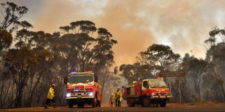 השריפה באוסטרליה. צילום: EPA האש ממשיכה להשתולל באוסטרליה: פקודת פינוי ניתנה לאלפי נופשי הקיץ בדרום היבשת