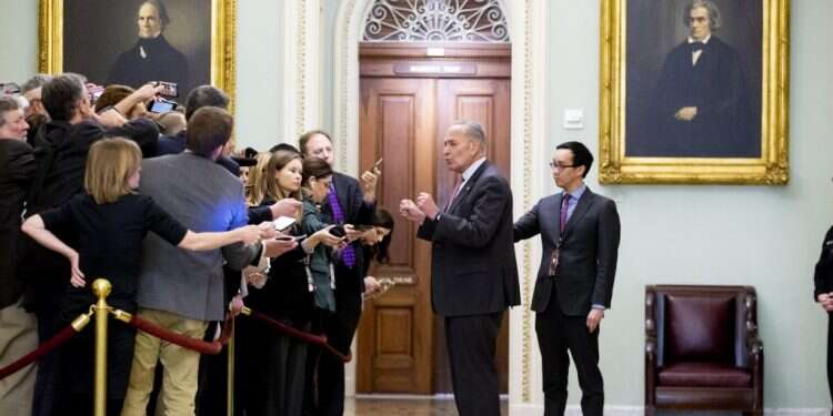 מנהיג המיעוט הדמוקרטי בסנאט צ'אק שומר. צילום: EPA הבית הלבן לא מודאג ממשפט ההדחה