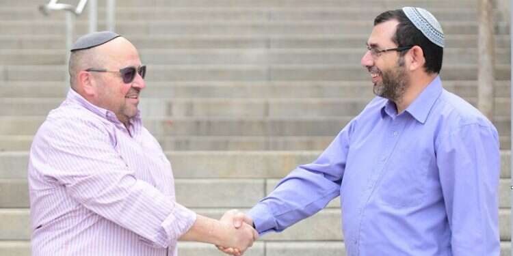 צביקה רוזנבלט (מימין) ודודי גוטמן. צילומים: יוסי זליגר שיחות שלום: שני הניצים ממרכז הבית היהודי התחבקו