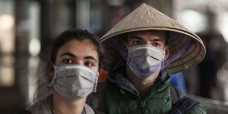 מטיילים בסין. צילום: גטי אימג'ס בגלל הקורונה: משרד הבריאות אוסר טיסות מסין ארצה