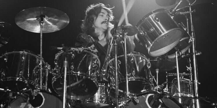 ניל פירט, 1976. צילום: Redferns מתופף מוכשר, כותב בחסד עליון: פרידה מניל פירט