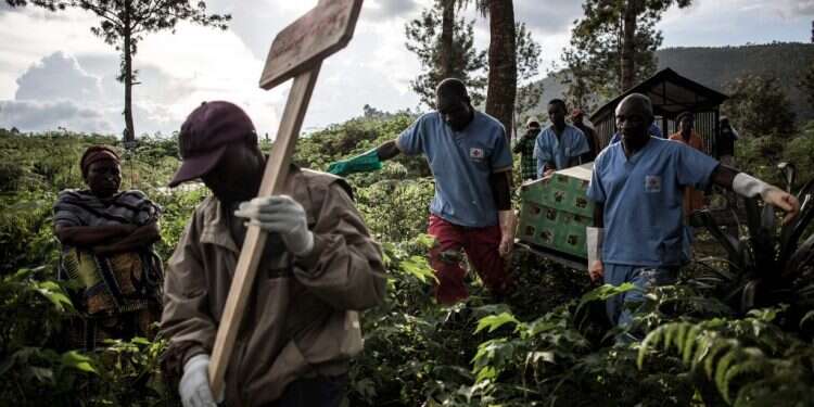 עובדי בריאות מביאים לקבורה אדם שמת מאבולה בקונגו צילום: AFP אבולה, חצבת, HIV ודנגי: המגפות שהכו ב־2019