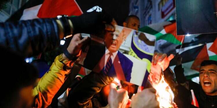 תושבי רמאללה מוחים עם פרסום פרטי עסקת המאה. צילום: AFP לא לעולם חוסן: עסקת המאה עלולה להמיט חורבן על ישראל