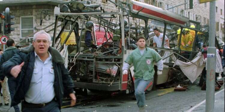 נערינו היו ספוגים בדם. הפיגוע בקו 18 בירושלים, 1996. צילום: AP מגבלות הביטחון: המסקנות הברורות מנתוני הטרור של השב"כ