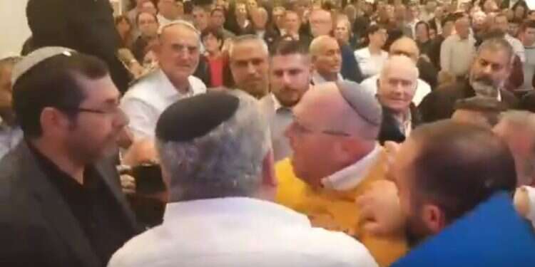 מכות בבית היהודי. צילום: מתוך הטוויטר של עטרה גרמן עד זוב דם: מי פה בעל הבית?