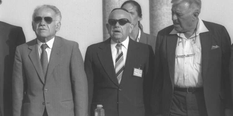 טדי קולק, אפרים אורבך ויצחק שמיר בכנס הקונגרס העולמי העשירי למדעי היהדות, האוניברסיטה העברית בירושלים, 1989. צילום: צביקה ישראלי, לע