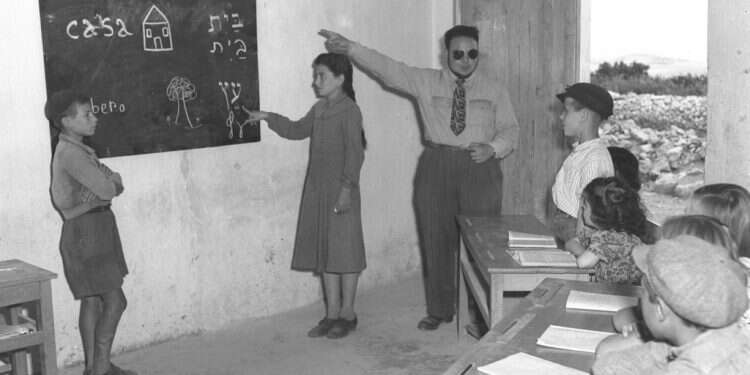 נחמד יותר לאנגלז את העברית מאשר לתַנֵך אותה. תלמידים מעולי איטליה ומרוקו במושב עלמה בגליל, 1950. צילום: פריץ כהן - לע די לכיבוש: תנו לעברית לשלוט שוב