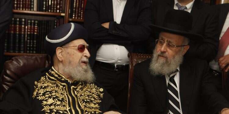 הרב יצחק יוסף עם אביו, הרב עובדיה יוסף. צילום: פלאש 90 השתלחותו של הרב יוסף בעולי רוסיה לא הייתה מקרית