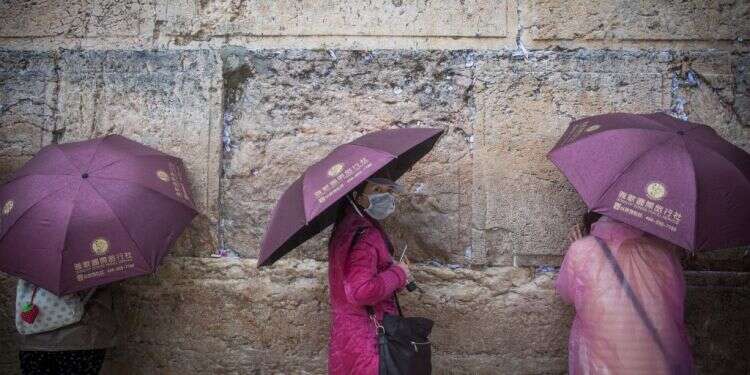 תיירים מאסיה בכותל המערבי. צילום: הדס פרוש, פלאש 90 צילום: הדס פרוש, פלאש 90