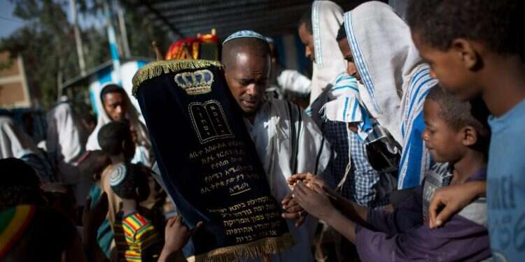 בני הפלאשמורה בבית הכנסת בגונדר. צילום: מרים אלסטר, פלאש 90 דברו חברתית: זה לא מונופול של השמאל