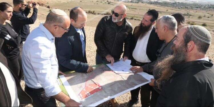 שר הביטחון נפתלי בנט עם ראש מועצת בקעת הירדן ויו דיון על החלת ריבונות בבקעת הירדן בלי ראש המועצה