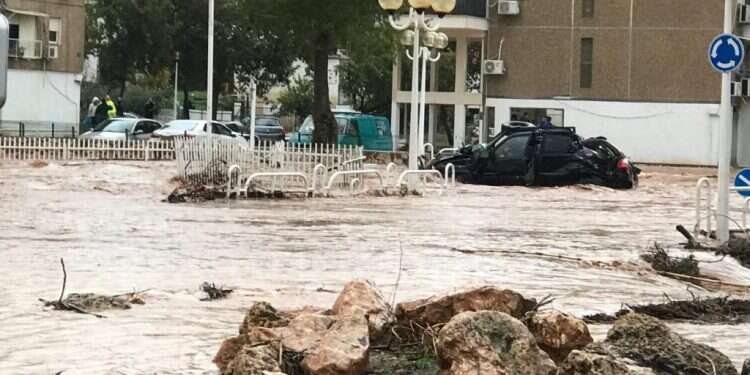 רכב שנסחף בשיטפון בנהריה, ארכיון. צילום: נועם פלקאסא, TPS