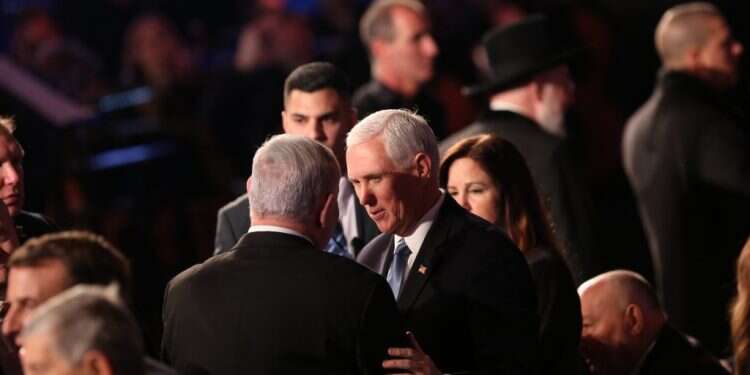 נתניהו ופנס בפורם השואה. צילום: אלכס קולומויסקי ארה"ב דוחקת בישראל להחיל מיד ריבונות בכל יישובי יו"ש