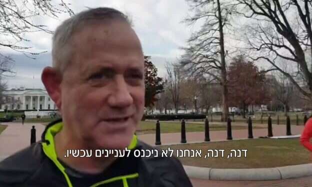 רגע הפגישה המקרית של דנה וייס עם גנץ. צילום מסך, חדשות 12 "תיראו מופתעים", גרסת וושינגטון