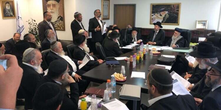 על הרבנות הראשית לגייר את מרבית טעוני הגיור בארץ. כינוס רבנים במחאה על דו הרבנים שמחמירים בגיור – מקילים בהתבוללות