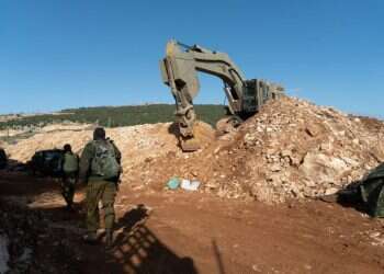 "אנחנו במשחק שחמט מול חיזבאללה"