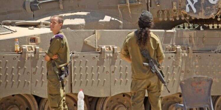 לוחמות בגבול רצועת עזה. צילום: יוסי אלוני שובר שתיקה: הרב יגאל לוינשטיין כמו שלא שמעתם