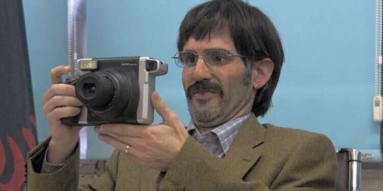 גורי אלפי מנפק דרכונים לאזרחי ישראל. צילום מסך מתוך קשת 12 "ארץ מהגרת" חושפת: הישראלים ילכו רחוק תמורת דרכון זר