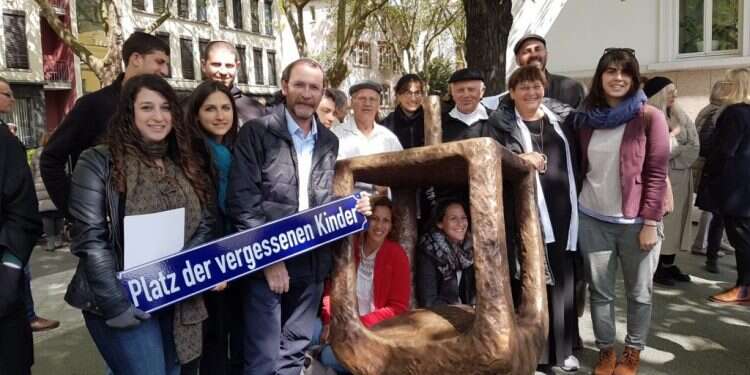 בני משפחת הירשברג (דני במרכז) בטקס חנוכת האנדרטה. צילום: דני הירשברג אחרי 75 שנה: זוכרים את הילדים