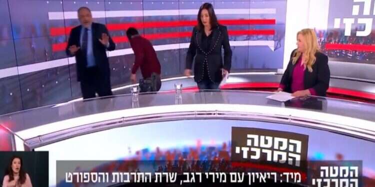 דקה מכוערת. צילום מסך: מתוך רשת 13 רגב וליברמן עושים 'פולישוק' בשידור חי
