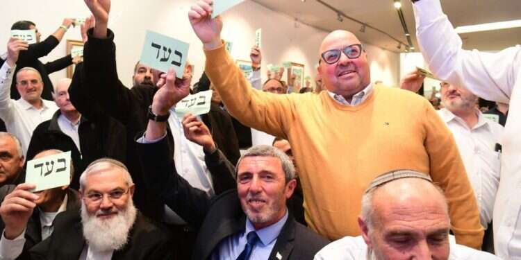 הרב רפי פרץ, הרב בן דהן ומוטי יוגב במרכז הבית היהודי. תילום: יוסי זליגר כרוניקה של תמימות בציונות הדתית