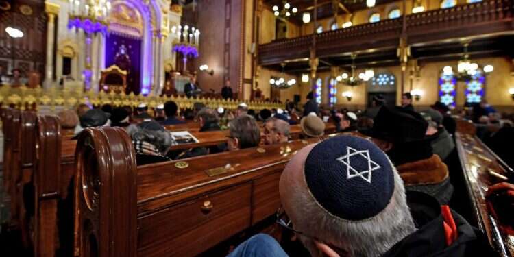 בית כנסת בבודפשט, הונגריה. צילום אילוסטרציה. צילום: EPA כיצד יתפללו יהודי התפוצות אשר אינם מבינים את לשון הקודש?