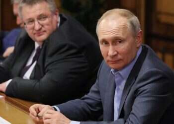 אמן המחאה הרוסי שהכניס את צרפת לסחרור פוליטי