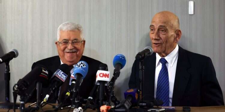 אולמרט ואבו־מאזן במסיבת עיתונאים משותפת בניו־יורק, השבוע. צילום: EPA ארבעה דברים שפשוט לא עושים בישראל