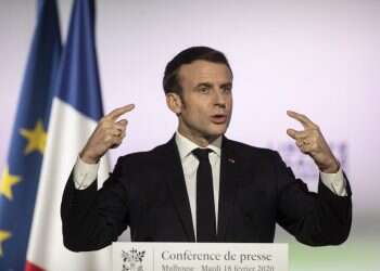 אמן המחאה הרוסי שהכניס את צרפת לסחרור פוליטי