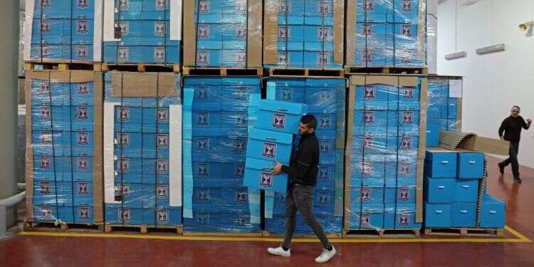 ההכנות ליום הבחירות. צילום: EPA הייאוש מהבחירות עלול להשכיח את הסכנות בממשלת שמאל