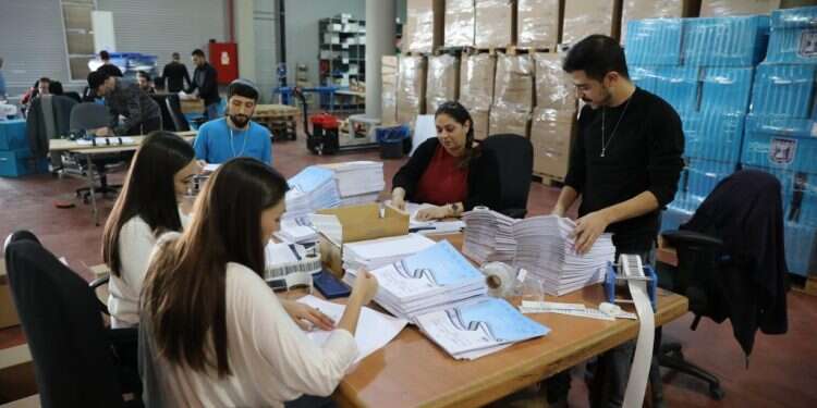 הכנות ליום הבוחר בוועדת הבחירות המרכזית. צילום: EPA המפלגה שתכריע את מערכת הבחירות