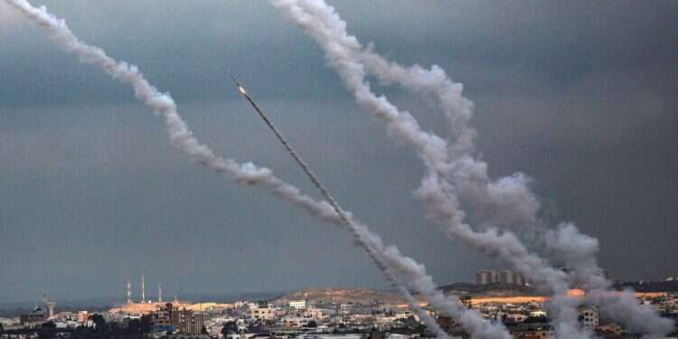 ירי טילים מעזה לישראל. צילום: EPA אסור לישראל לסיים ככה סבבי לחימה