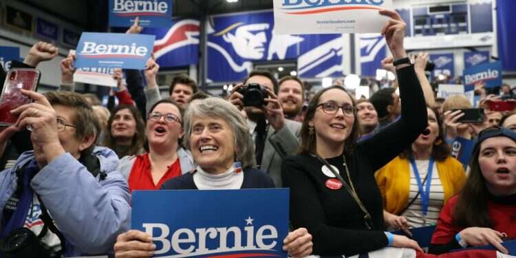 משהו חדש ומטורלל מתחיל. תומכי ברני סנדרס בניו המפשייר. צילום: גטי אימג'ס השמאל במערב חולה רעיונית, ולימין יש כלפיו אחריות