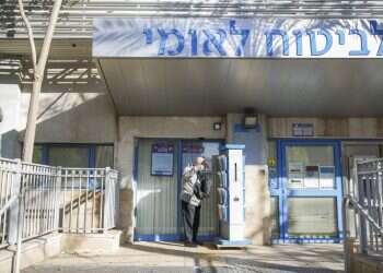 בחסות הפוליטיקאים, התפתחה כאן מדינה מאובנת וכבדה