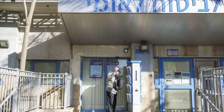 שביתה בסניף ביטוח לאומי בכפר־סבא, 2017. צילום: יהושע יוסף בחסות הפוליטיקאים, התפתחה כאן מדינה מאובנת וכבדה