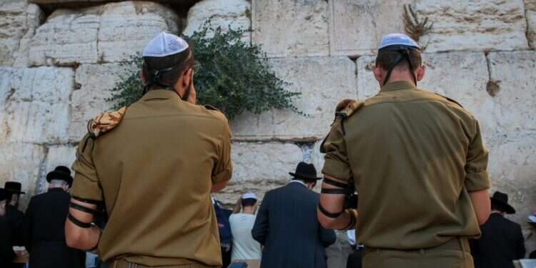 חיילים בכותל המערבי. צילום: אורן בן חקון מחקר במכון הישראלי לדמוקרטיה: טענות ההדתה בצבא – ללא בסיס